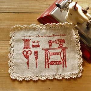 プレースマット　Sewing（ソーイング）赤糸刺繍入り