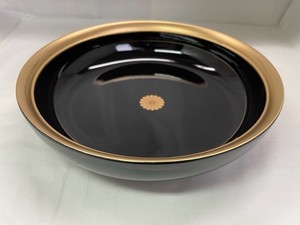 Y4-11　盛り皿　黒フチ金　菊柄　Dish, black ruffled gold, chrysanthemum pattern「2022新作」