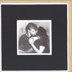 グリーティングカード 多目的/モノクロ写真 クローズリー「キスをするカップル」窓付き