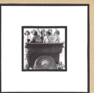 グリーティングカード 多目的/モノクロ写真 クローズリー「ドライブを楽しむ6人の女性」窓付き