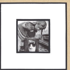 グリーティングカード 多目的/モノクロ写真 クローズリー「女の子と猫」窓付き