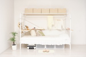 快適棚付きパイプベッド　ホワイト　便利すぎるベッド　小さなプライベードスペース