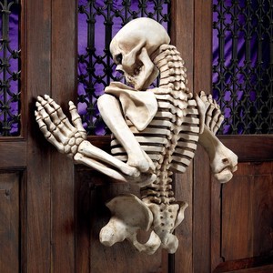 昇る悪魔 クライミング・スケルトン/大型の骸骨の壁彫刻 壁装飾 彫像/ サンタ・ムエルテ ホラー(輸入品