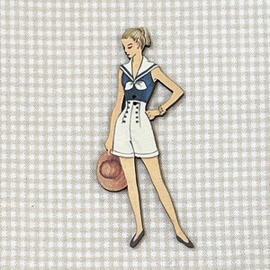 フランス製　木製ボタン【ショートパンツの女性】