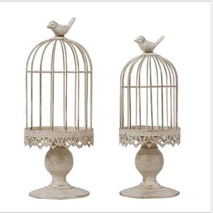 鉄芸のテーブルに鳥かご燭台のショーウインドー飾りを並べるYWQ715