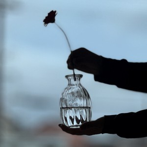 ☆コンパクトな大きさ【ハンドメイド】手づくりガラス/デスクスタンド型・ちいさな花瓶