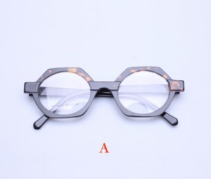 レトロフレームの眼鏡           ZCHA3492