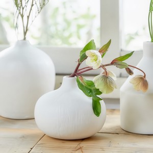 （高さ10.5cm）磁器製のフラワーベース ロウタンド／マットな質感 花瓶 白 お祝い事
