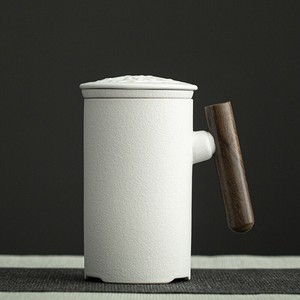 木製の柄が付いた和風マグカップ ふたフィルターカップが付いている陶磁器のコップ  CLA054