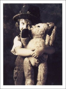 ポストカード モノクロ写真「ぬいぐるみを抱いた少女ロベルタ」