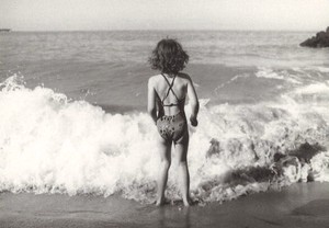 ポストカード モノクロ写真 「海を見つめる少女」 郵便はがき