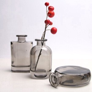 ガラス花瓶 テーブル 上に透明な水で生け花をする小さな花瓶 BQ117
