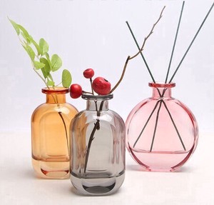 ガラス花瓶のテーブルの上に透明な水で生け花をする小さな花瓶  WCM007