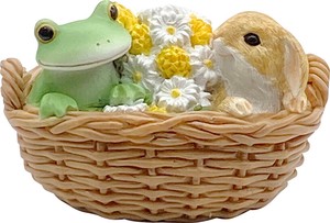 コポー　花かごの中のウサギとカエル 蛙 かえる  置物 マスコットオーナメント copeau