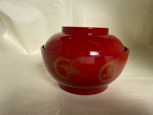 R411-2　蓋付椀　朱塗　鶴亀松　 Lidded bowl, red lacquered, crane and turtle pine tree