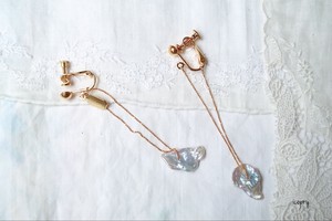 - branco - イヤリング（花びらケシパール）