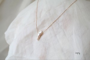 Pearls/Moon Stone Gold Chain Pearl Necklace Feather