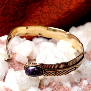 Feather Motif Natural stone Attached Metal Bangle