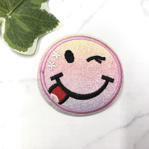 ブローチ　刺繍　スマイル　ピンク　ウインク