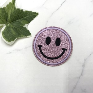 ブローチ　刺繍　キラキラ　丸型　スマイル　ニコちゃん　ピンク