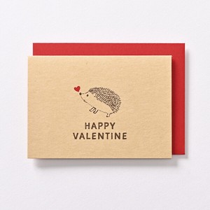 バレンタインミニカード ■ハリネズミがハートを届ける可愛いデザイン ■クラフト紙