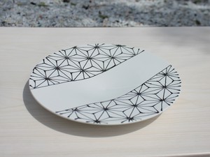 平皿 黒一珍麻の葉8寸皿 ワンプレート 和皿  パスタ皿 [日本製/有田焼/和食器]