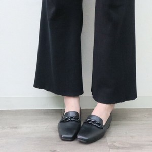 【天然皮革】チェーン飾りがオシャレな幅広フラットシューズ