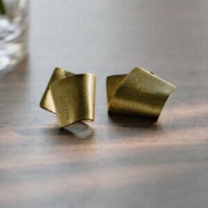 デザインピアス　〈 HANBUNCO 〉真鍮製　ゴールドアクセサリー  無垢素材　塗装加工なし
