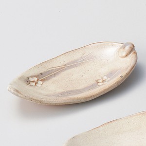 手造り粉引華紋（土物）木の葉小皿　　【日本製　陶器】