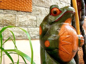 ぽっこりお腹の幸福カエル 木製オブジェ 玄関 庭 動物 置物