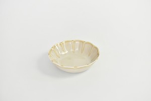フィオレクリーム花型13cm小鉢 白系 洋食器 丸型ボール 日本製 美濃焼 おしゃれ