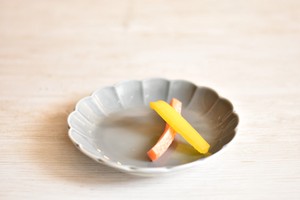 フィオレグレー花型16.5cm皿 灰系 洋食器 丸型プレート 日本製 美濃焼 おしゃれ