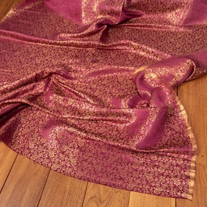 〔1m切り売り〕〔各色あり〕インドの伝統模様布　光沢感のあるブロケード生地に　美しい金糸の紋織　更紗〔