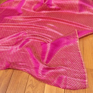 〔1m切り売り〕インドの伝統模様布　光沢感のあるブロケード生地に　美しい金糸の紋織〔幅約111cm〕