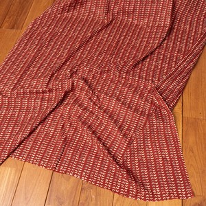 〔1m切り売り〕伝統息づく南インドから　昔ながらの更紗模様布〔約105cm〕レンガ系