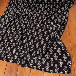 〔1m切り売り〕伝統息づく南インドから　昔ながらの更紗模様布〔約107cm〕ブラック系