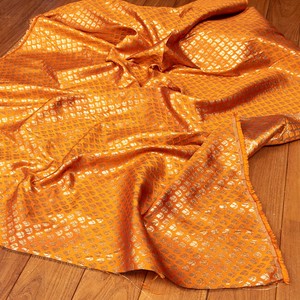 〔1m切り売り〕インドの伝統模様布　光沢感のあるブロケード生地　金糸〔約121cm〕オレンジ系