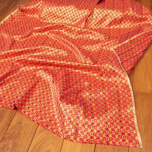 〔1m切り売り〕インドの伝統模様布　光沢感のあるブロケード生地　金糸〔約113cm〕レッド系