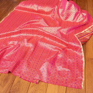 〔1m切り売り〕インドの伝統模様布　光沢感のあるブロケード生地　金糸〔約115cm〕ピンク系