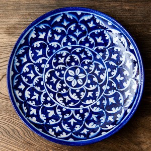 〔大皿 直径：25.5cm〕ブルーポッタリー ジャイプール陶器の円形飾り皿 大輪の花