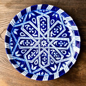 〔大皿 直径：25.5cm〕ブルーポッタリー ジャイプール陶器の円形飾り皿 アラベスク