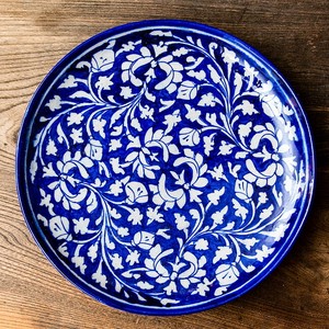 〔大皿 直径：25.5cm〕ブルーポッタリー ジャイプール陶器の円形飾り皿 ボタニカル