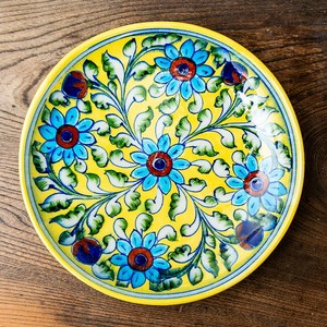 〔中皿 直径：20cm〕ブルーポッタリー ジャイプール陶器の円形飾り皿 黄唐草