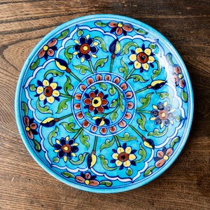 〔中皿 直径：20cm〕ブルーポッタリー ジャイプール陶器の円形飾り皿 花園