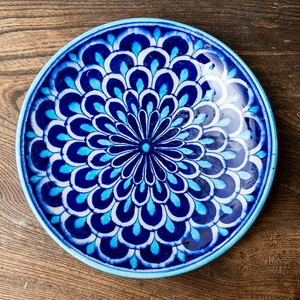 〔中皿 直径：20cm〕ブルーポッタリー ジャイプール陶器の円形飾り皿 孔雀