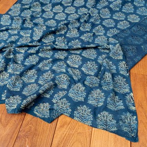 〔1m切り売り〕アジュラックプール村からやってきた　昔ながらのインディゴ木版染め更紗模様布〔幅約110cm