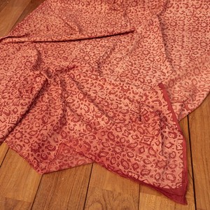 〔1m切り売り〕アジュラックプール村からやってきた　昔ながらの木版染め伝統模様布〔幅約111cm〕 - 赤系