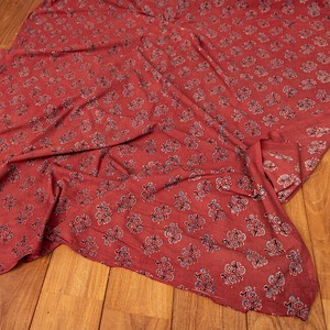 〔1m切り売り〕アジュラックプール村からやってきた　昔ながらの木版染め更紗模様布〔約110cm〕 - レッド系