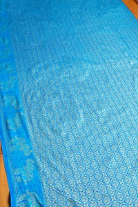 インドネシア伝統模様　ろうけつ染めデザインのレーヨンバティック布〔184cm*111cm〕
