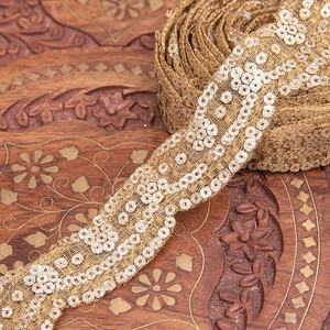 チロリアンテープ　メーター売 - 金糸が美しい　更紗模様のゴータ刺繍〔幅:約3cm〕 - ラメ付きスパンコール